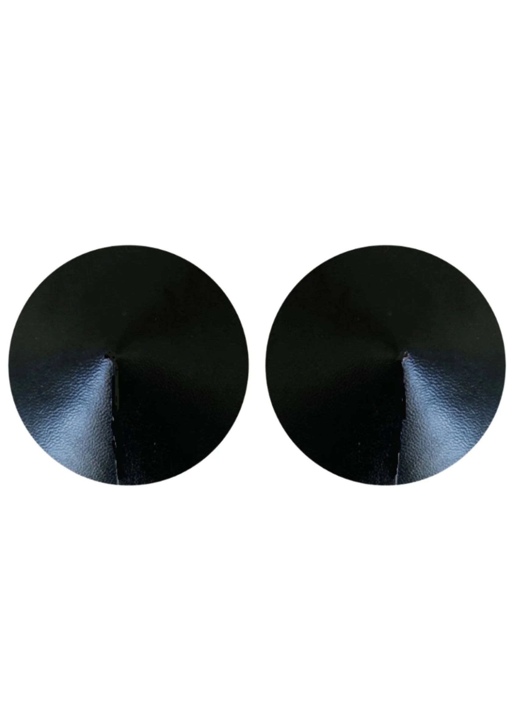 Twee ronde zwarte PU-lederen tepelcovers, close-up van leernerf