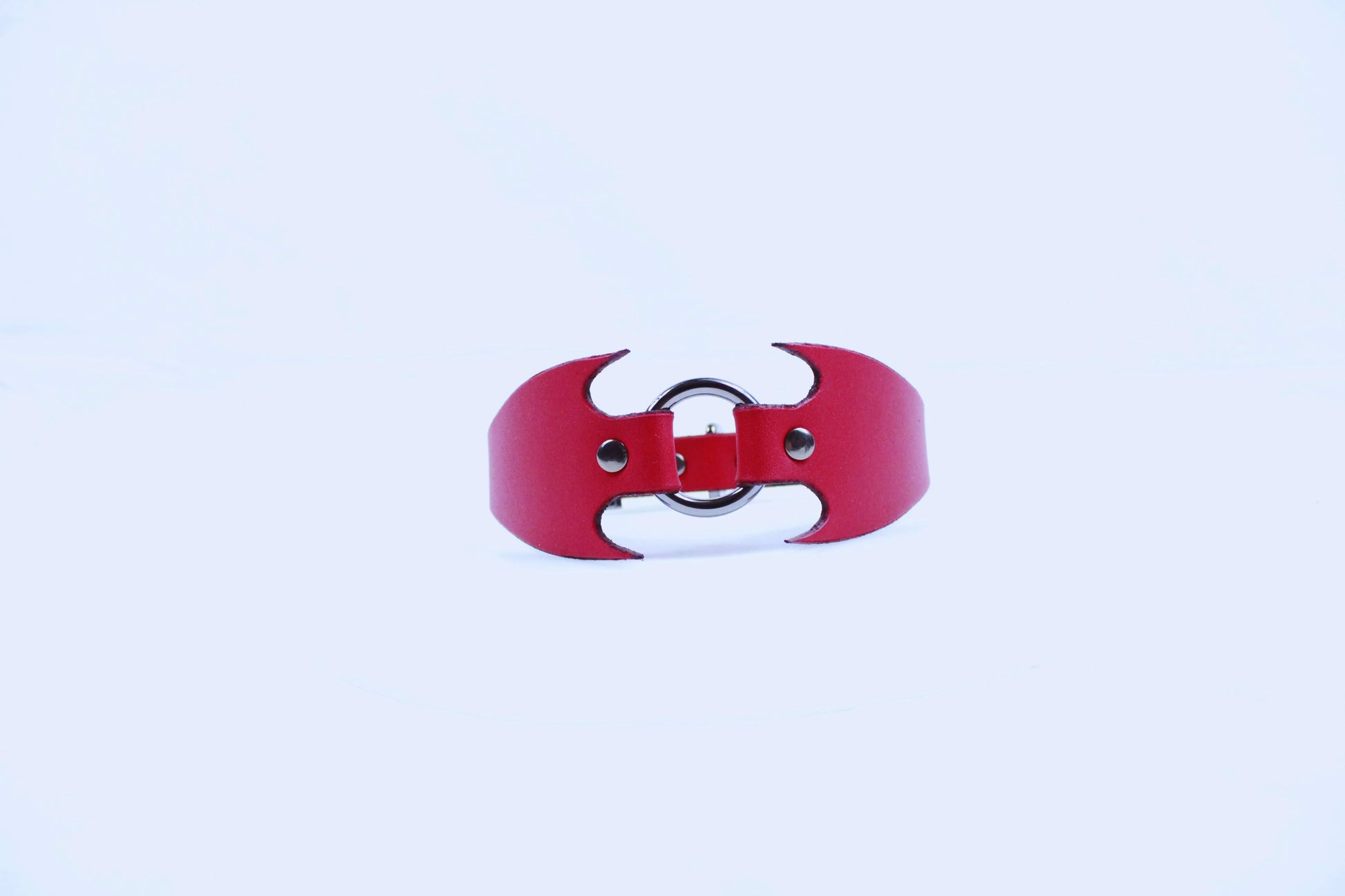 Red Batwing Posture Collar – Bold BDSM Day Collar Choker - Happytoys Sexshop: online sex shop for Feeling Happy & Easy 😊 - Discreet geleverd