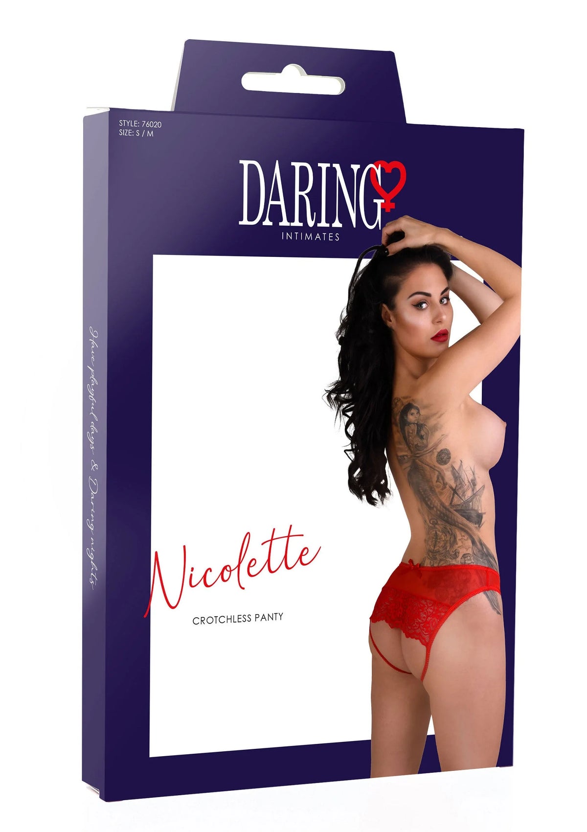 Rode crotchless panty met kant, gedragen door model op paarse verpakking