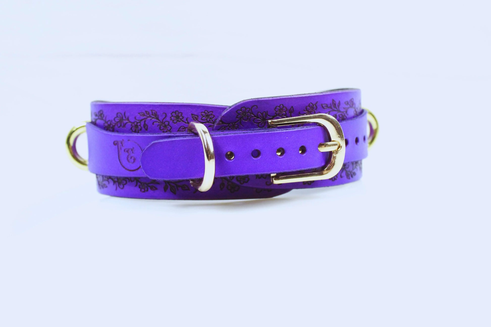 Purple Leather Floral Choker – Elegant Discreet Collar with Gold Rings - Happytoys Sexshop: online sex shop for Feeling Happy & Easy 😊 - Discreet geleverd