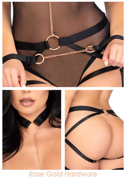 Detail: zwarte bandjes met rose-gouden ringen en ketting op het harnas