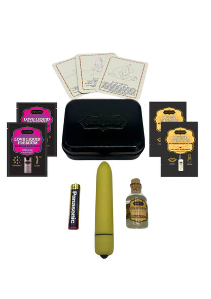 Weekenderkit Kamasutra in open zwart etui met kaarten, glijmiddel, fles en vibrator