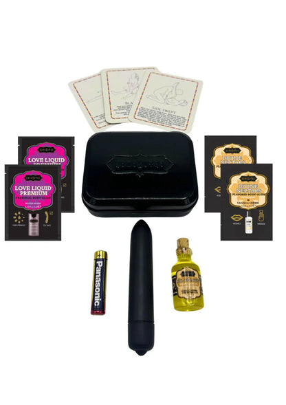 Weekenderkit van Kamasutra met zwarte opbergdoos, zwarte vibratorpen en flesje