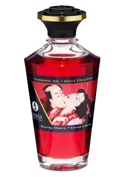 Warmende olie fles met zwarte dop en rood doorzichtig lichaam, etiket met kersenafbeelding.