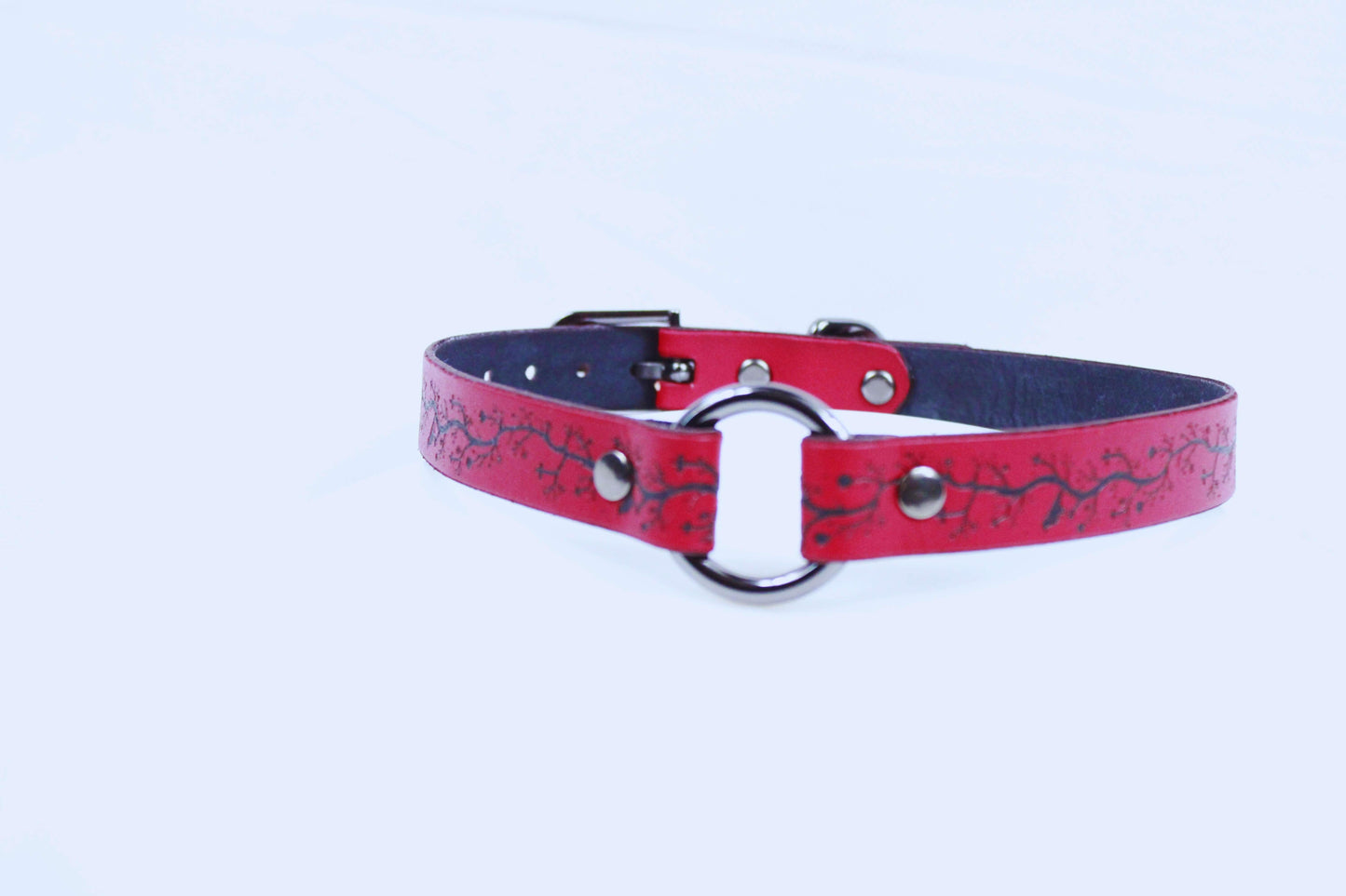 Gothic Submissive Collar – Leather BDSM Choker with Vine Cross Pattern - Happytoys Sexshop: online sex shop for Feeling Happy & Easy 😊 - Discreet geleverd