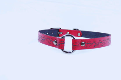 Gothic Submissive Collar – Leather BDSM Choker with Vine Cross Pattern - Happytoys Sexshop: online sex shop for Feeling Happy & Easy 😊 - Discreet geleverd