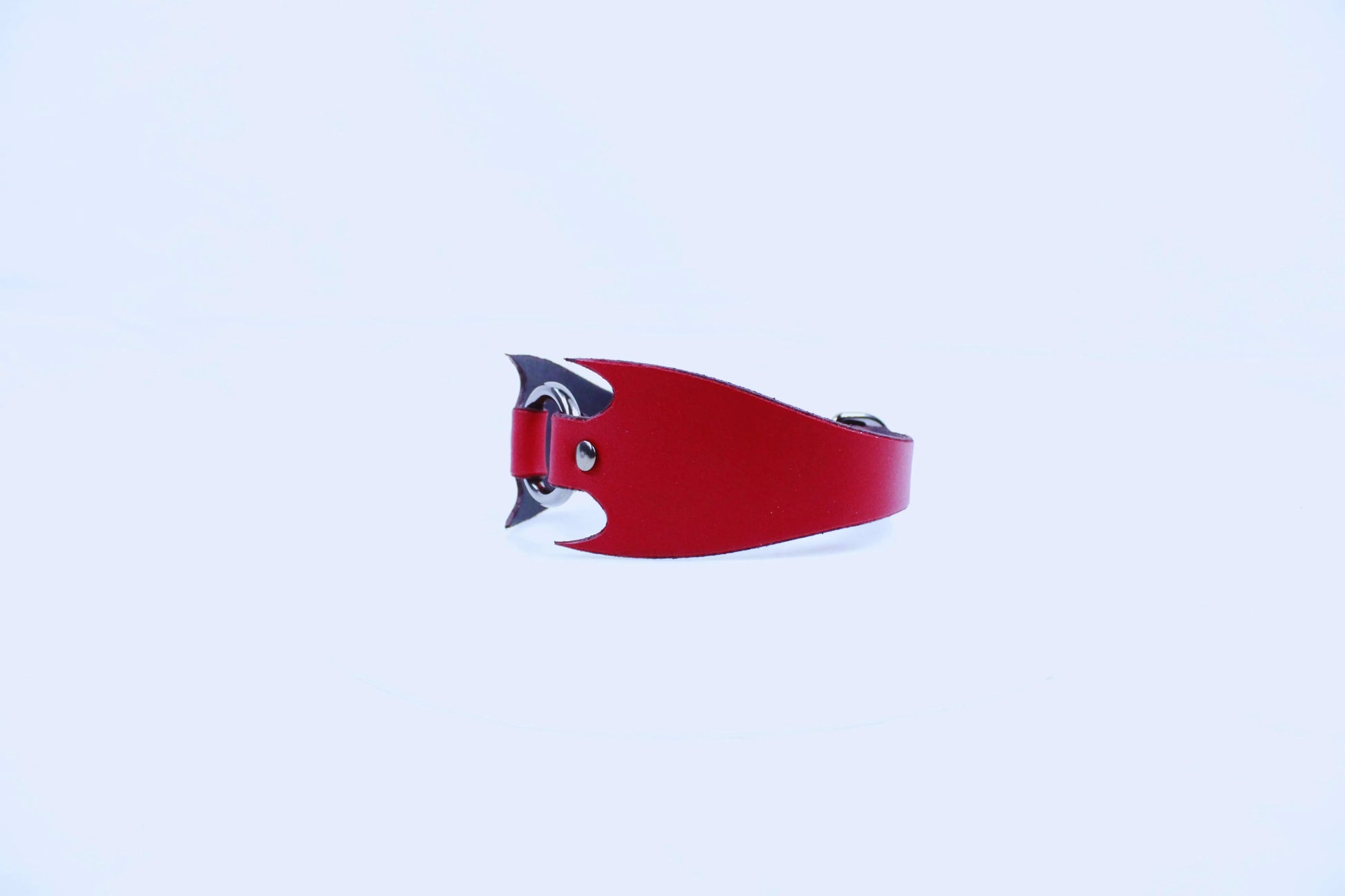 Red Batwing Posture Collar – Bold BDSM Day Collar Choker - Happytoys Sexshop: online sex shop for Feeling Happy & Easy 😊 - Discreet geleverd