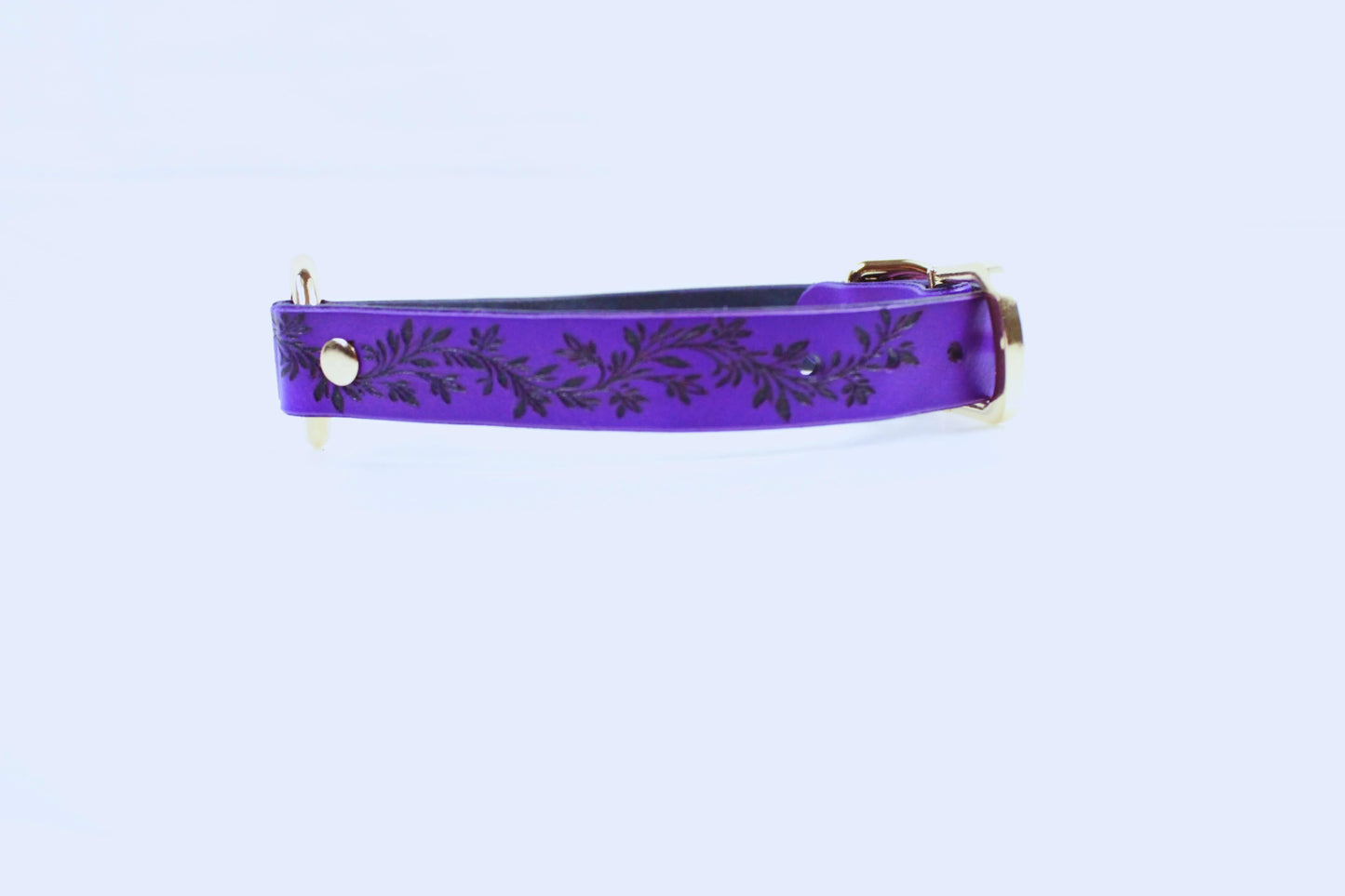 Leaf Pattern Submissive Day Collar – Purple Leather Discreet Jewelry - Happytoys Sexshop: online sex shop for Feeling Happy & Easy 😊 - Discreet geleverd