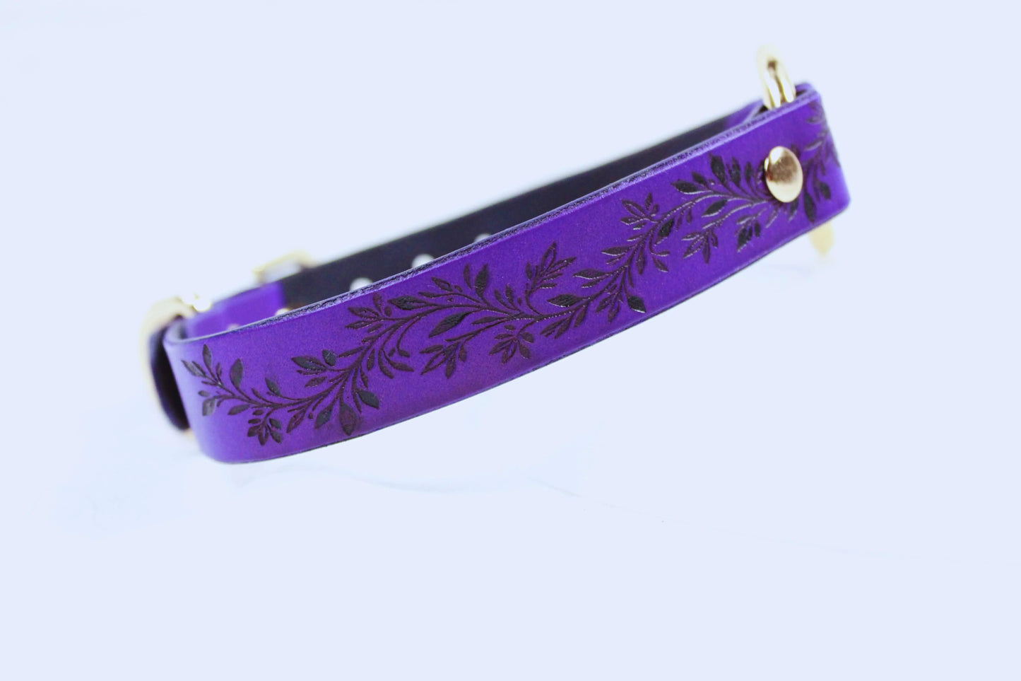 Leaf Pattern Submissive Day Collar – Purple Leather Discreet Jewelry - Happytoys Sexshop: online sex shop for Feeling Happy & Easy 😊 - Discreet geleverd