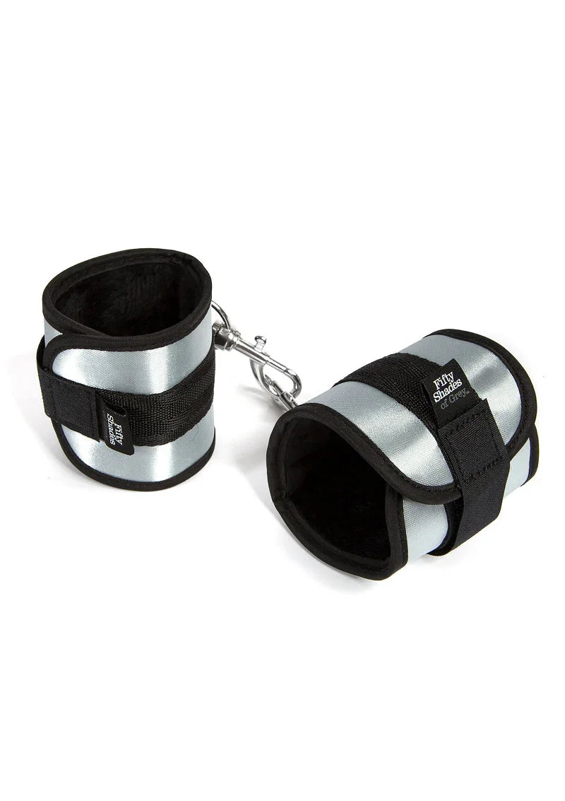 Totally His Soft Handcuffs Fifty Shades of Grey - Happytoys Sexshop: Toys for Feeling Happy & Easy 😊 - Discreet geleverd
