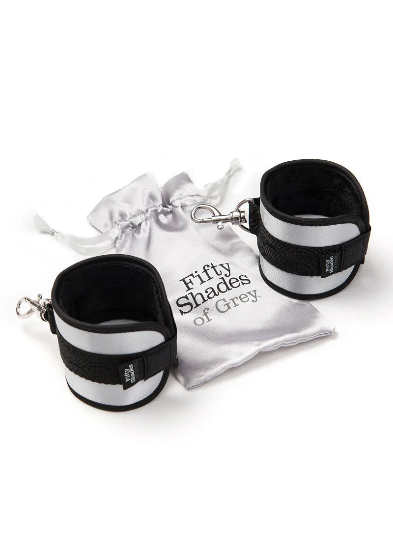Totally His Soft Handcuffs Fifty Shades of Grey - Happytoys Sexshop: Toys for Feeling Happy & Easy 😊 - Discreet geleverd