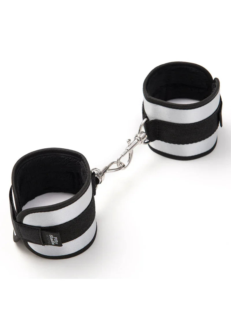 Totally His Soft Handcuffs Fifty Shades of Grey - Happytoys Sexshop: Toys for Feeling Happy & Easy 😊 - Discreet geleverd