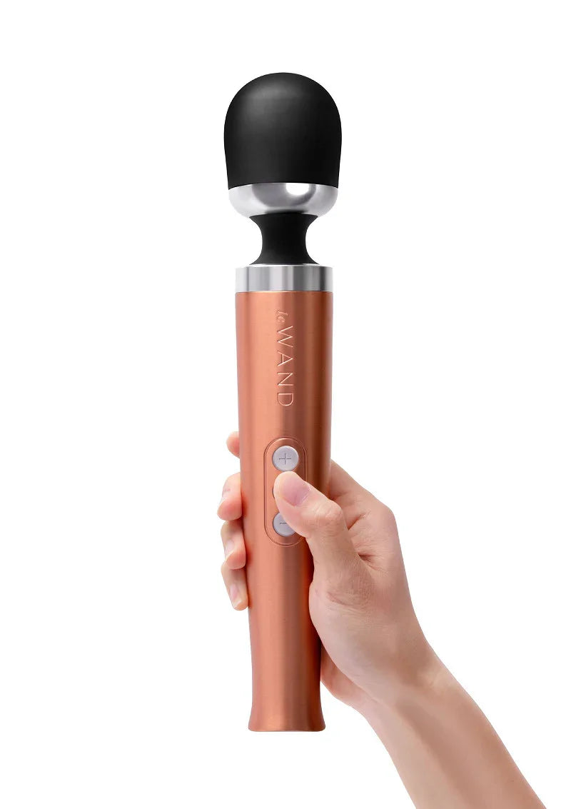Die Cast Rechargeable Vibrating Massager (rose gold) by Le Wand - Happytoys Sexshop: Toys for Feeling Happy & Easy 😊 - Discreet geleverd