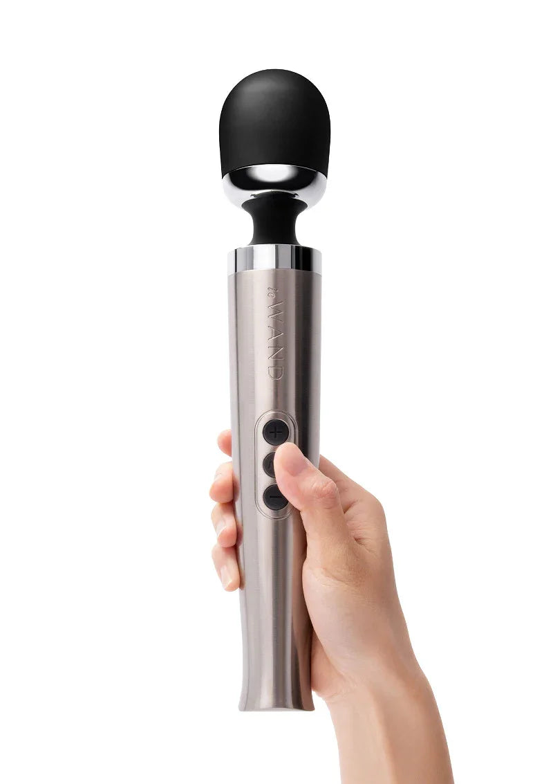 Die Cast Rechargeable Vibrating Massager (silver) by Le Wand - Happytoys Sexshop: Toys for Feeling Happy & Easy 😊 - Discreet geleverd