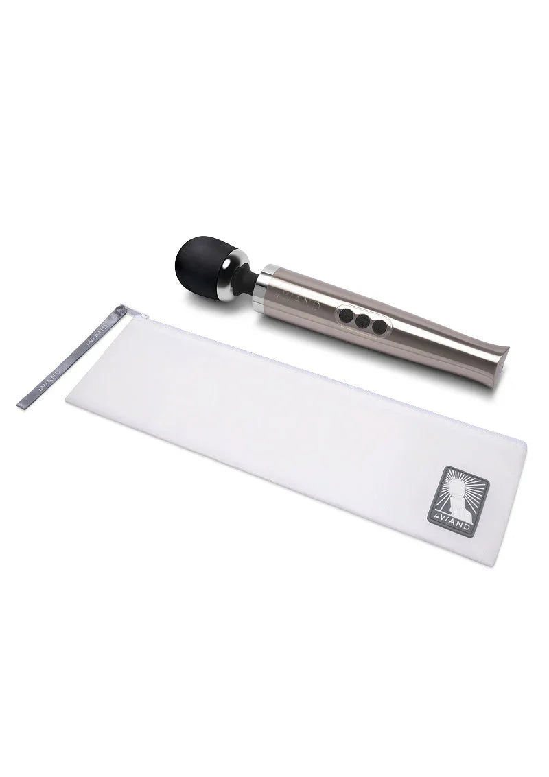 Die Cast Rechargeable Vibrating Massager (silver) by Le Wand - Happytoys Sexshop: Toys for Feeling Happy & Easy 😊 - Discreet geleverd