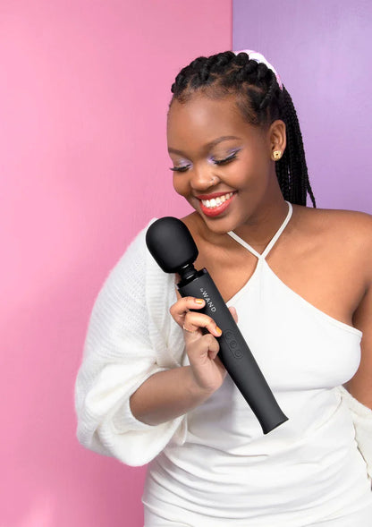 Rechargeable Massager black by Le Wand - Happytoys Sexshop: Toys for Feeling Happy & Easy 😊 - Discreet geleverd