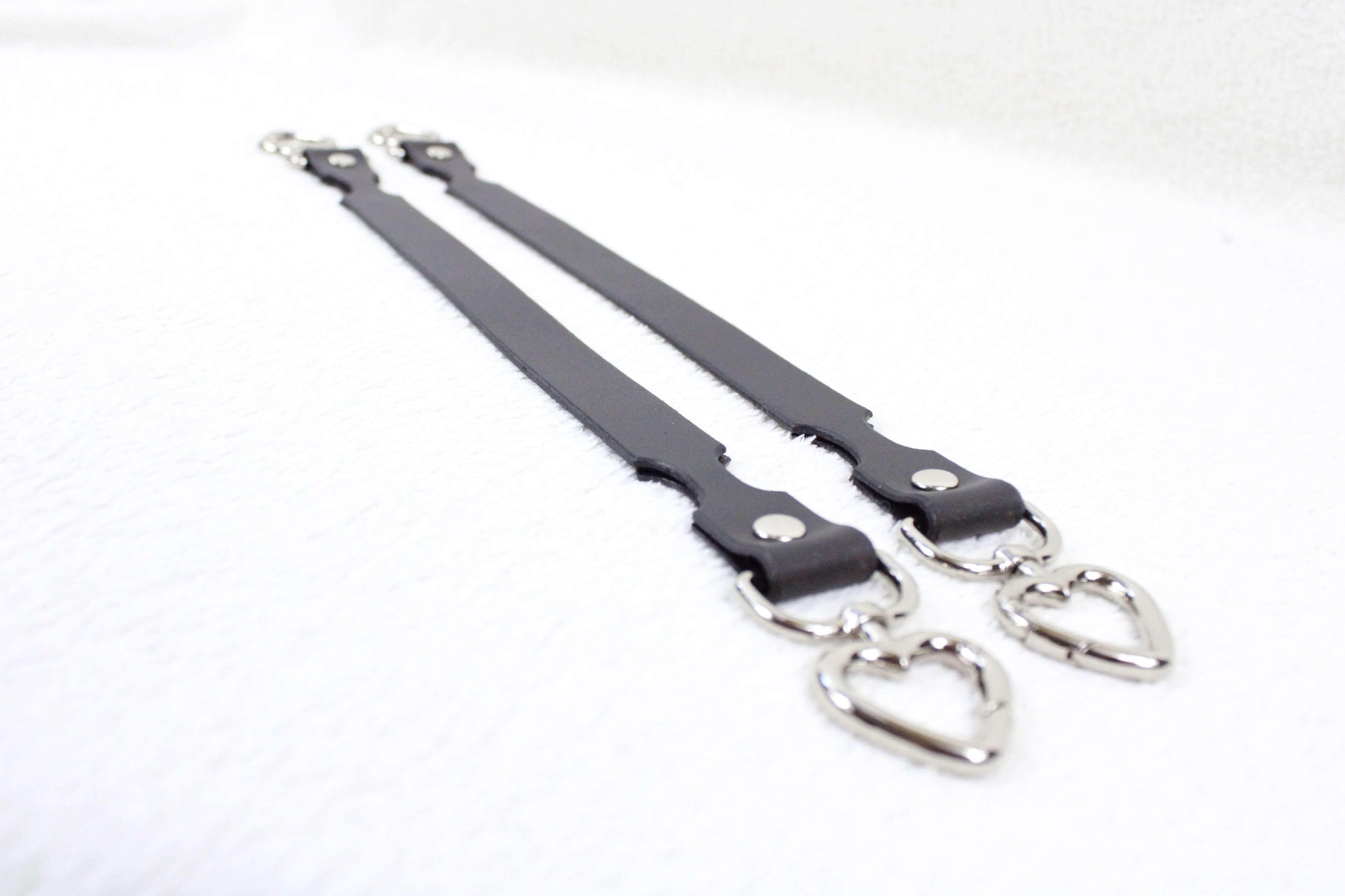 BDSM Accessories Leather Restraint Connector Strap for BDSM Play - Happytoys Sexshop: online sex shop for Feeling Happy & Easy 😊 - Discreet geleverd