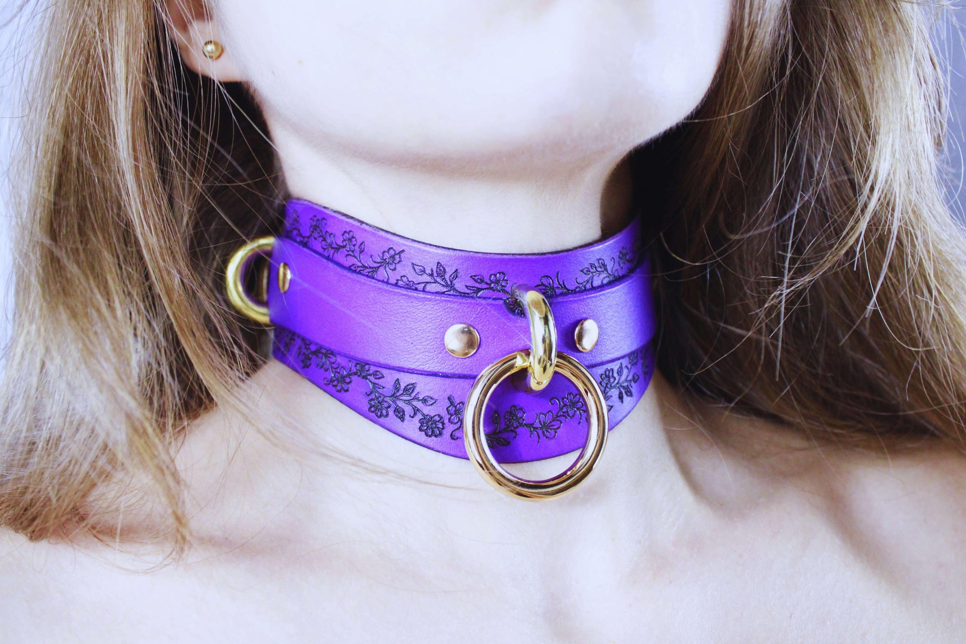 Purple Leather Floral Choker – Elegant Discreet Collar with Gold Rings - Happytoys Sexshop: online sex shop for Feeling Happy & Easy 😊 - Discreet geleverd