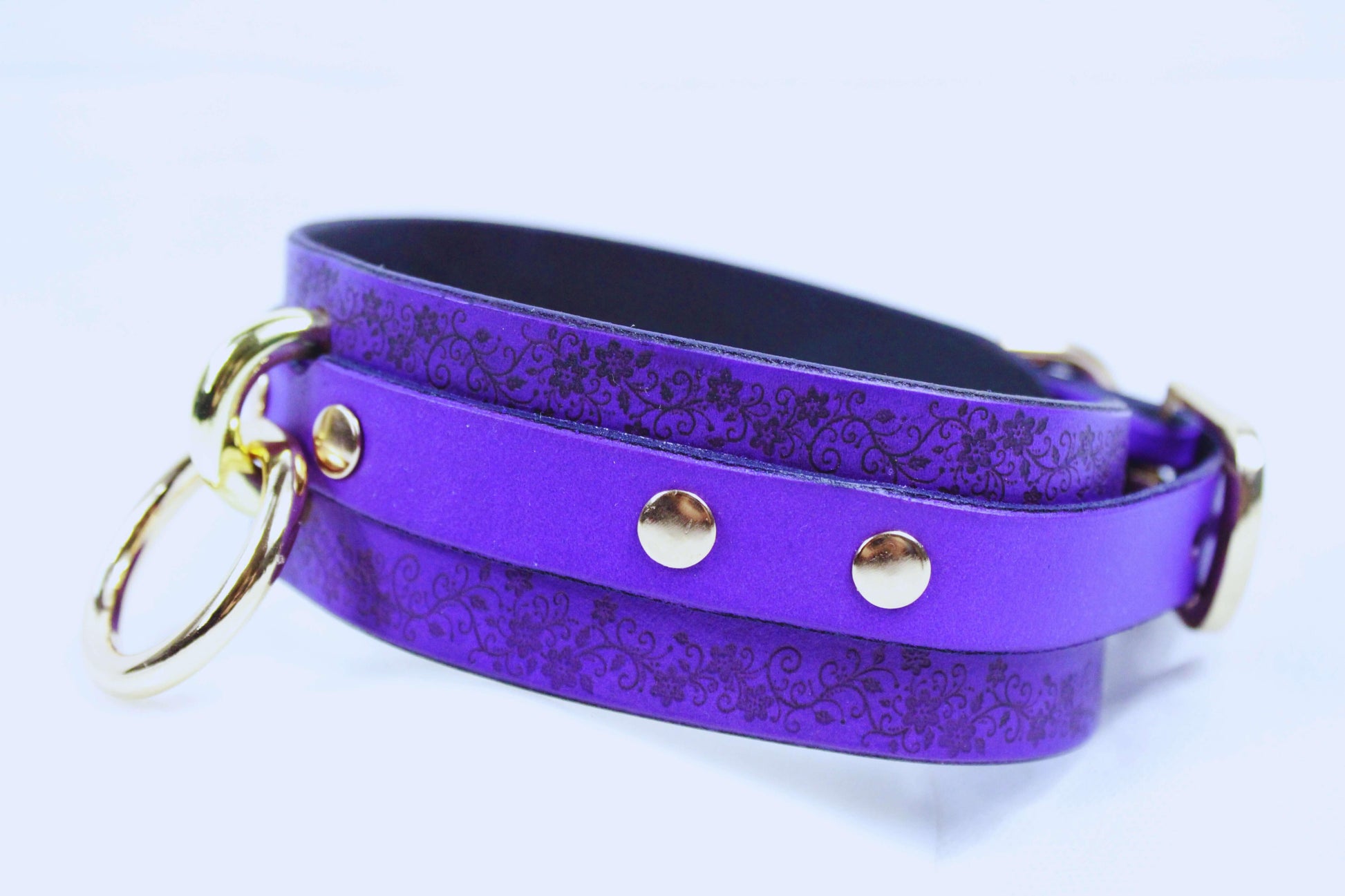 Floral Pattern Submissive Collar – Purple Leather Discreet Day Choker - Happytoys Sexshop: online sex shop for Feeling Happy & Easy 😊 - Discreet geleverd
