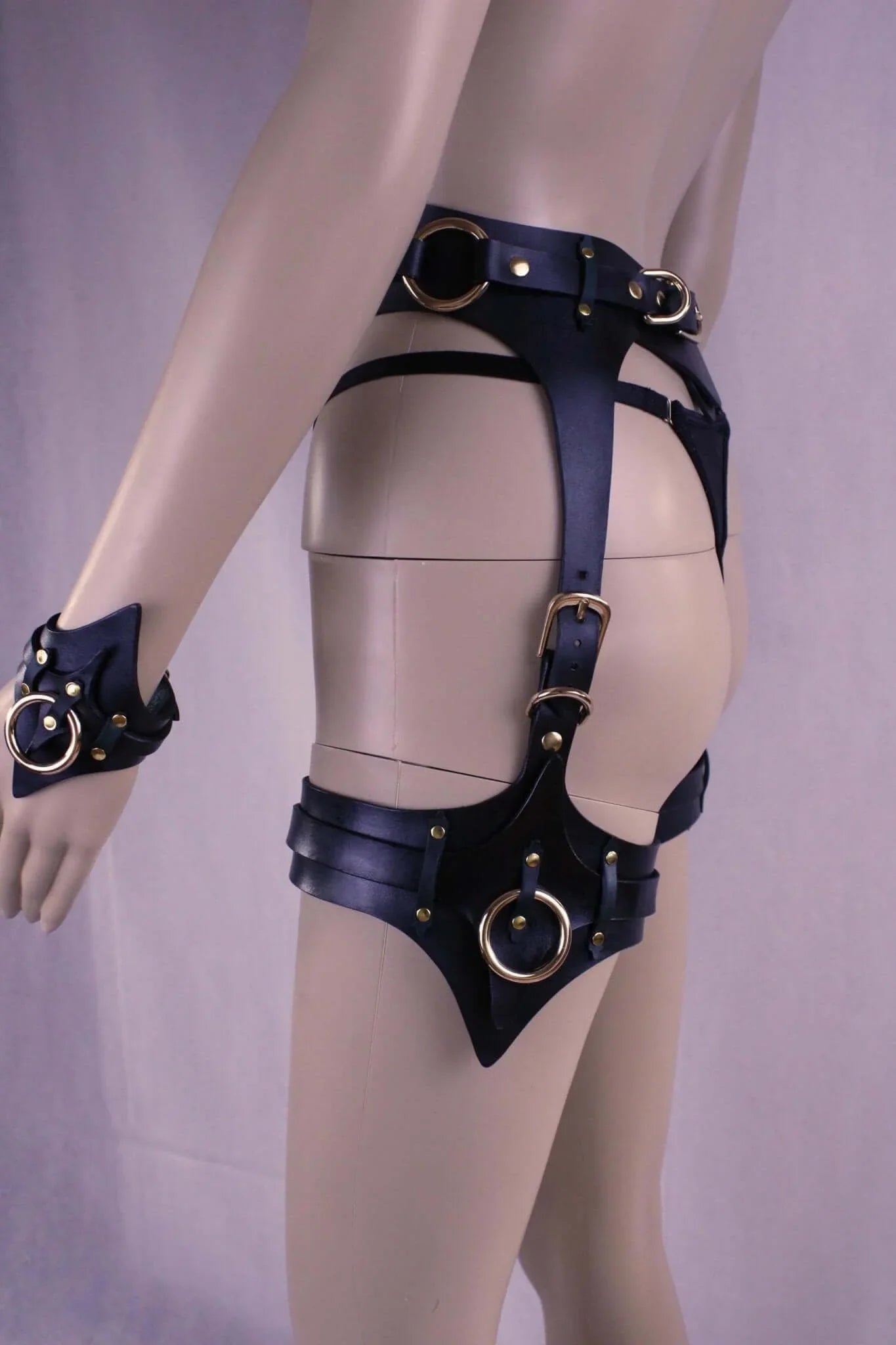 Bondage Gear Leather Thigh Harness Cuffs Set for BDSM Play - Happytoys Sexshop: online sex shop for Feeling Happy & Easy 😊 - Discreet geleverd
