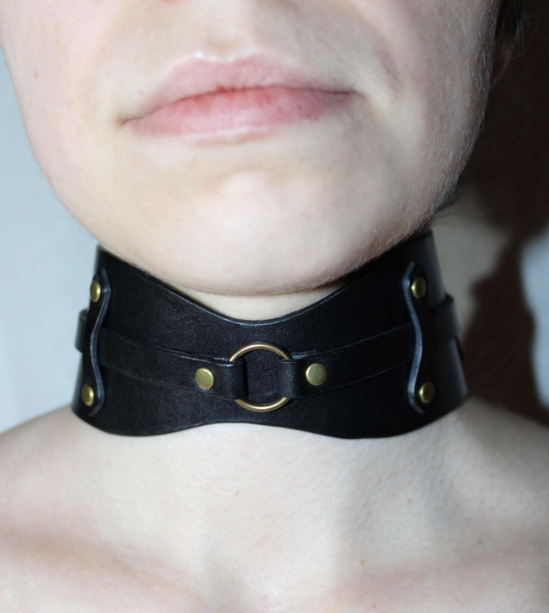 BDSM Collar Edgy O-Ring Collar Choker for Kinky Fashion - Happytoys Sexshop: online sex shop for Feeling Happy & Easy 😊 - Discreet geleverd