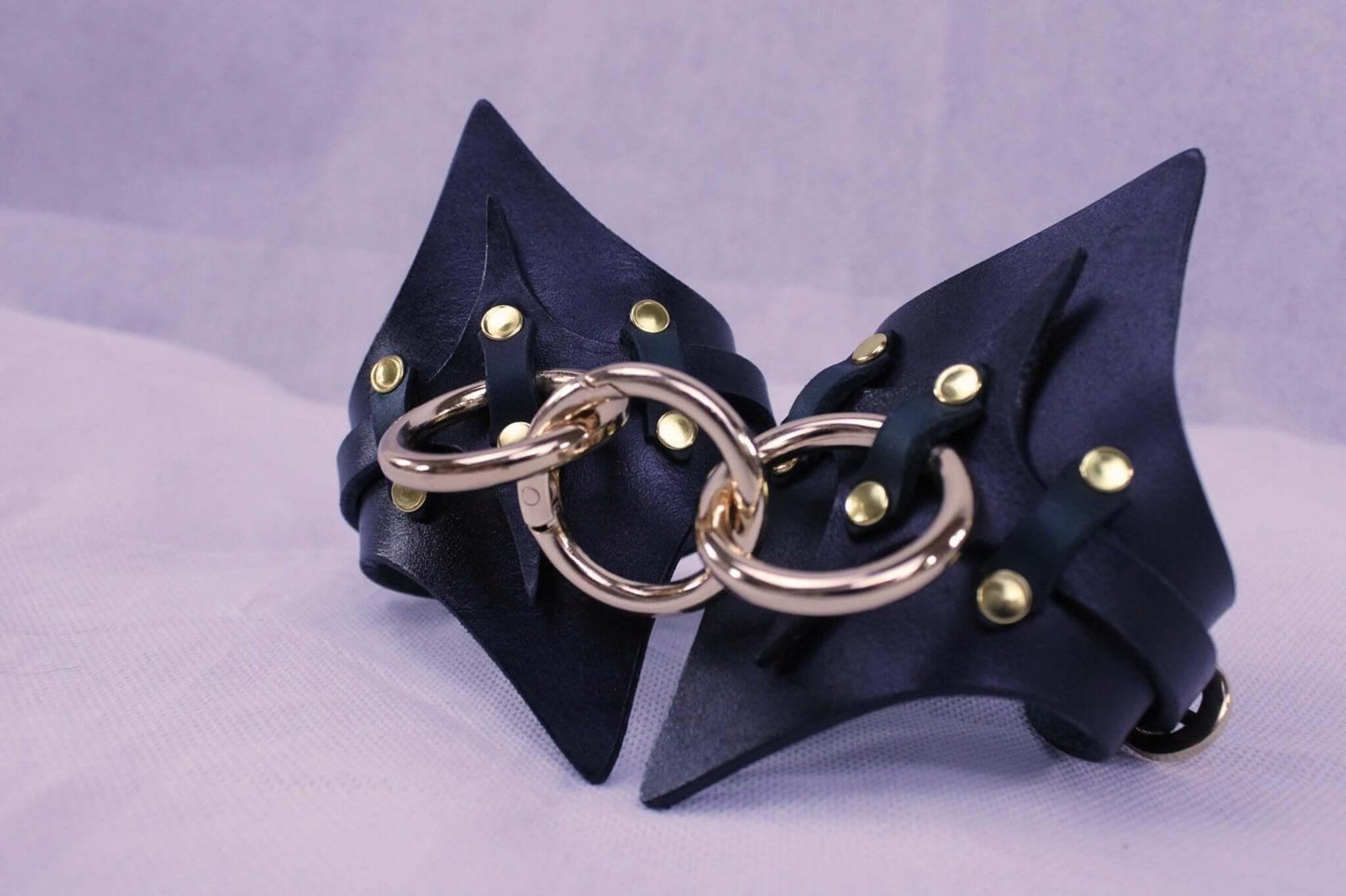 Wrist Cuffs Premium Leather Handcuffs for BDSM Bondage Restraints - Happytoys Sexshop: online sex shop for Feeling Happy & Easy 😊 - Discreet geleverd