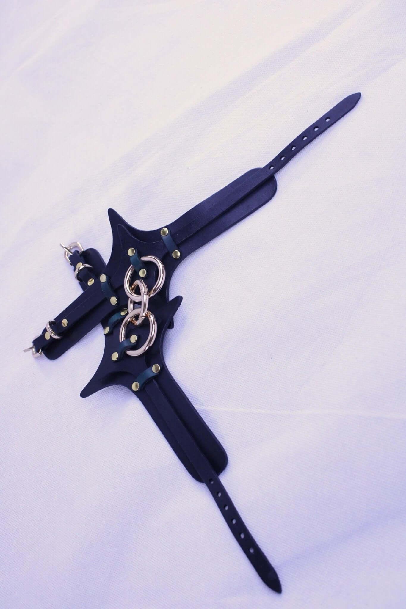 Wrist Cuffs Premium Leather Handcuffs for BDSM Bondage Restraints - Happytoys Sexshop: online sex shop for Feeling Happy & Easy 😊 - Discreet geleverd