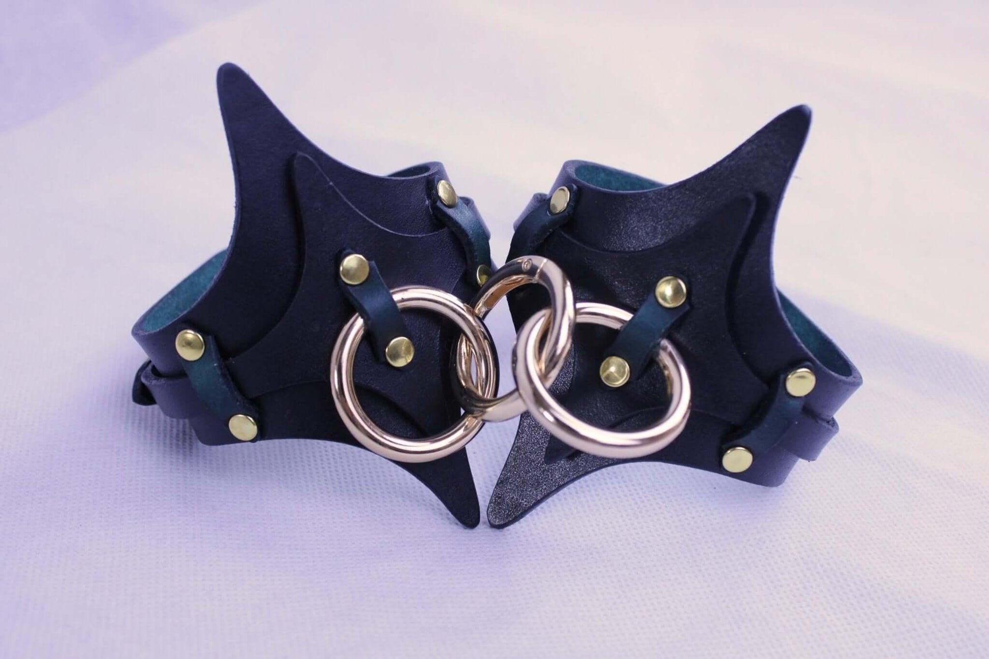Wrist Cuffs Premium Leather Handcuffs for BDSM Bondage Restraints - Happytoys Sexshop: online sex shop for Feeling Happy & Easy 😊 - Discreet geleverd