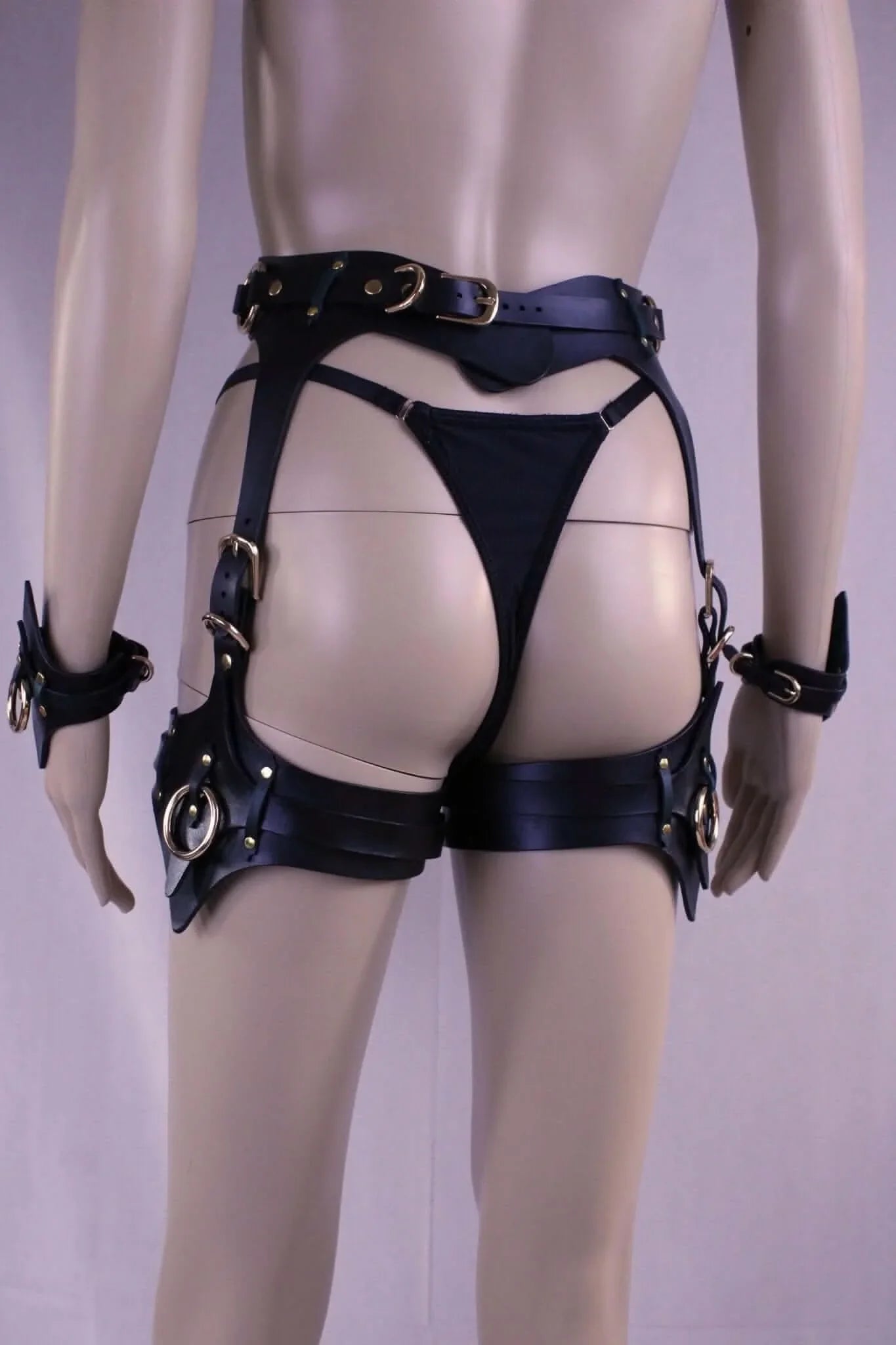 BDSM Gear Leather Thigh Harness Cuffs Set for BDSM Bondage Play - Happytoys Sexshop: online sex shop for Feeling Happy & Easy 😊 - Discreet geleverd