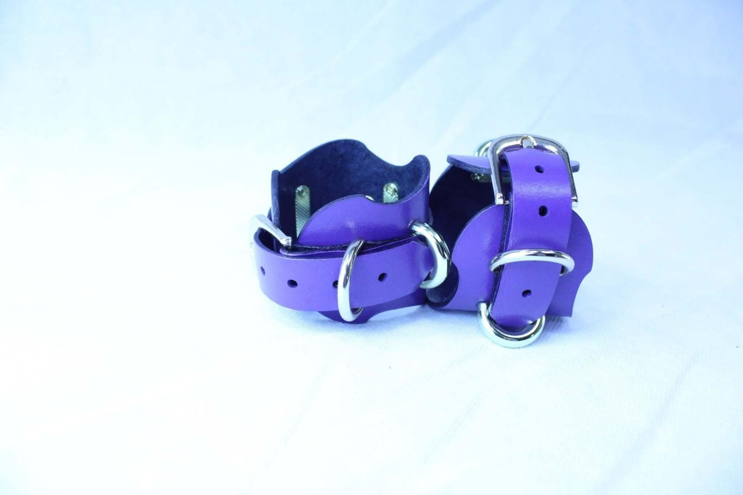 BDSM Gear Handmade Leather Wrist Cuffs with D-Rings - Happytoys Sexshop: online sex shop for Feeling Happy & Easy 😊 - Discreet geleverd