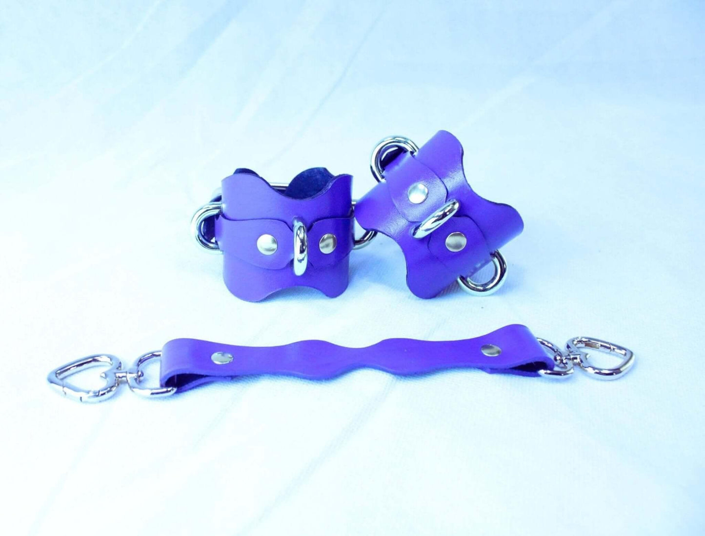 BDSM Gear Handmade Leather Wrist Cuffs with D-Rings - Happytoys Sexshop: online sex shop for Feeling Happy & Easy 😊 - Discreet geleverd