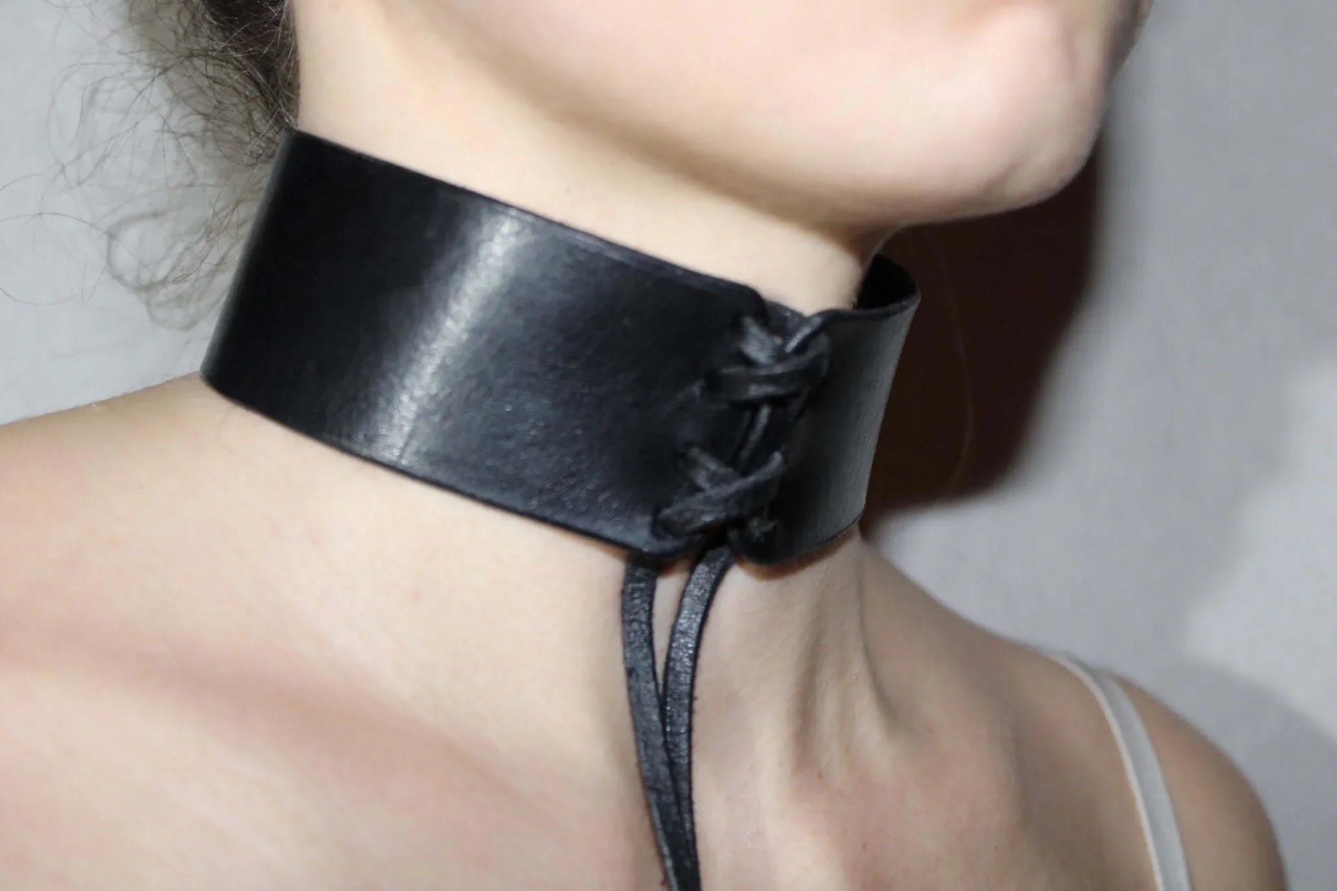 Leather Choker Collar for BDSM Roleplay and Fetish Wear - Happytoys Sexshop: online sex shop for Feeling Happy & Easy 😊 - Discreet geleverd