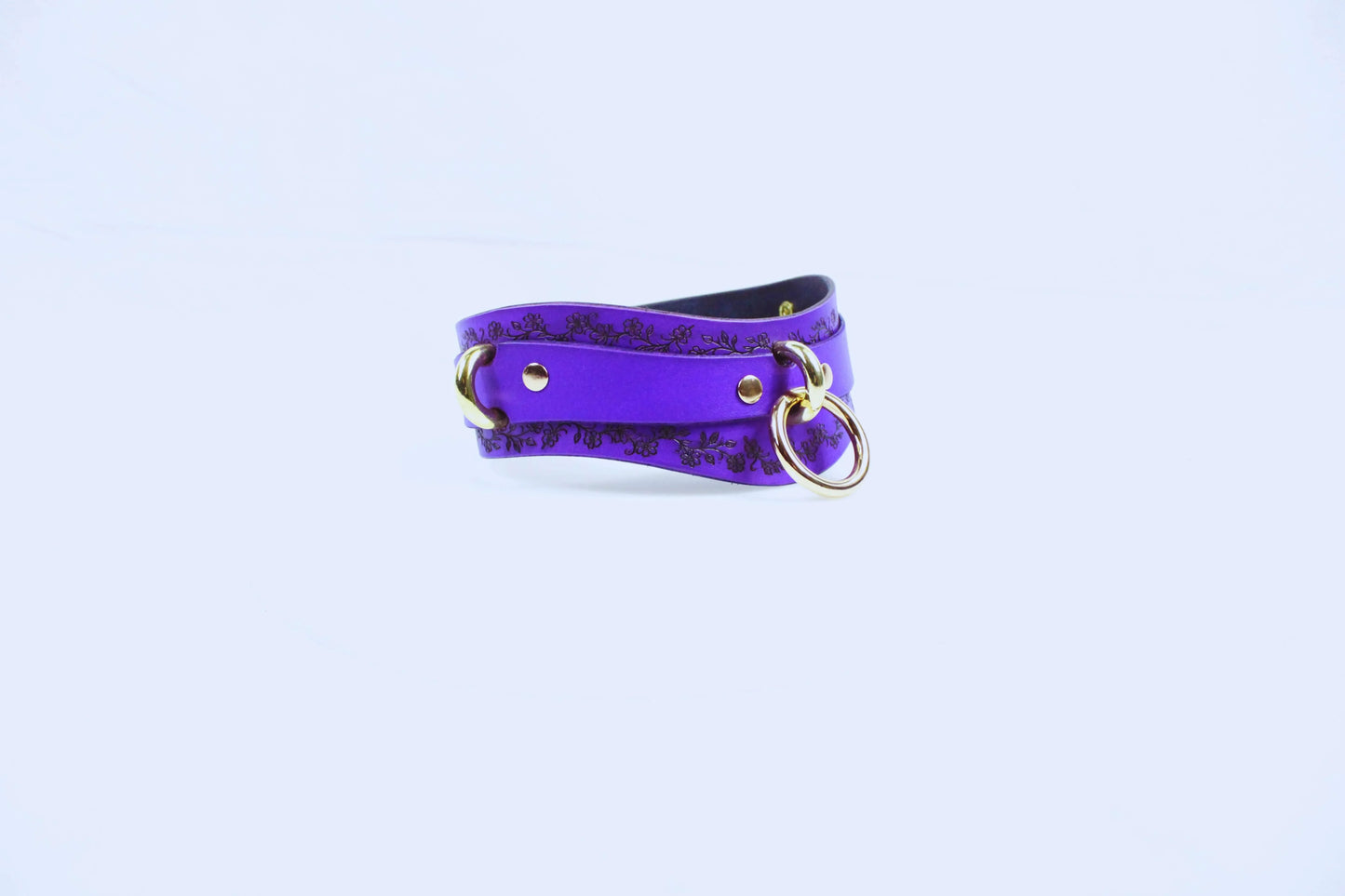 Purple Leather Floral Choker – Elegant Discreet Collar with Gold Rings - Happytoys Sexshop: online sex shop for Feeling Happy & Easy 😊 - Discreet geleverd