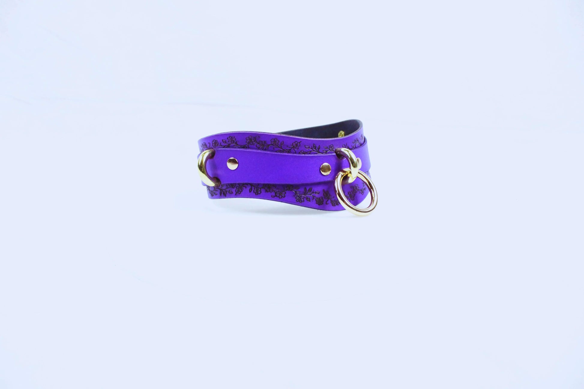 Purple Leather Floral Choker – Elegant Discreet Collar with Gold Rings - Happytoys Sexshop: online sex shop for Feeling Happy & Easy 😊 - Discreet geleverd
