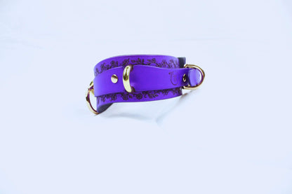 Purple Leather Floral Choker – Elegant Discreet Collar with Gold Rings - Happytoys Sexshop: online sex shop for Feeling Happy & Easy 😊 - Discreet geleverd