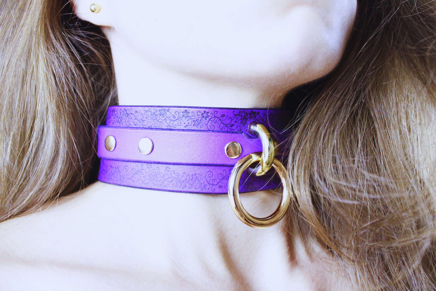 Floral Pattern Submissive Collar – Purple Leather Discreet Day Choker - Happytoys Sexshop: online sex shop for Feeling Happy & Easy 😊 - Discreet geleverd