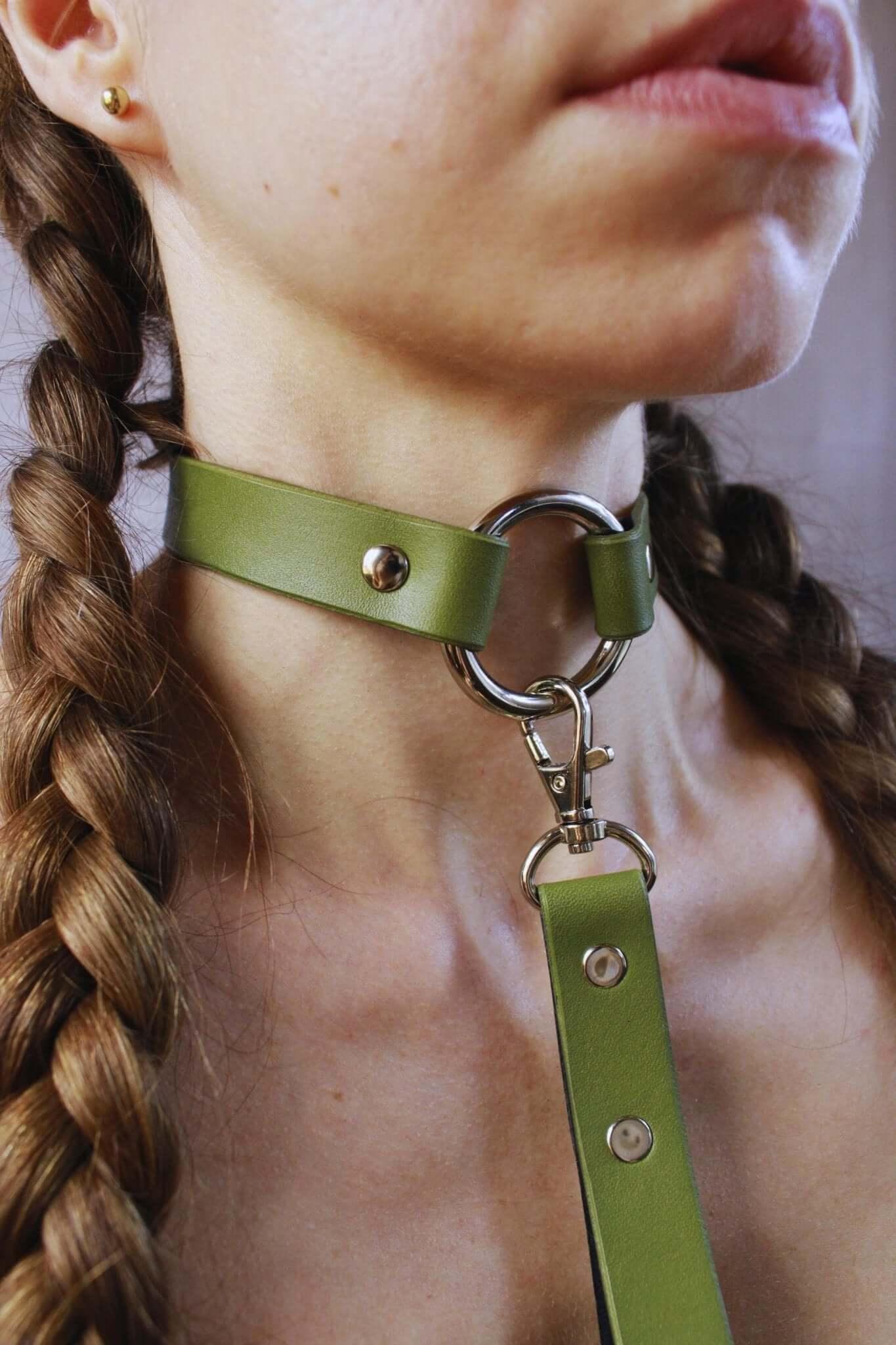 Choker Collar Olive Green Leather Collar Leash Set - Happytoys Sexshop: online sex shop for Feeling Happy & Easy 😊 - Discreet geleverd