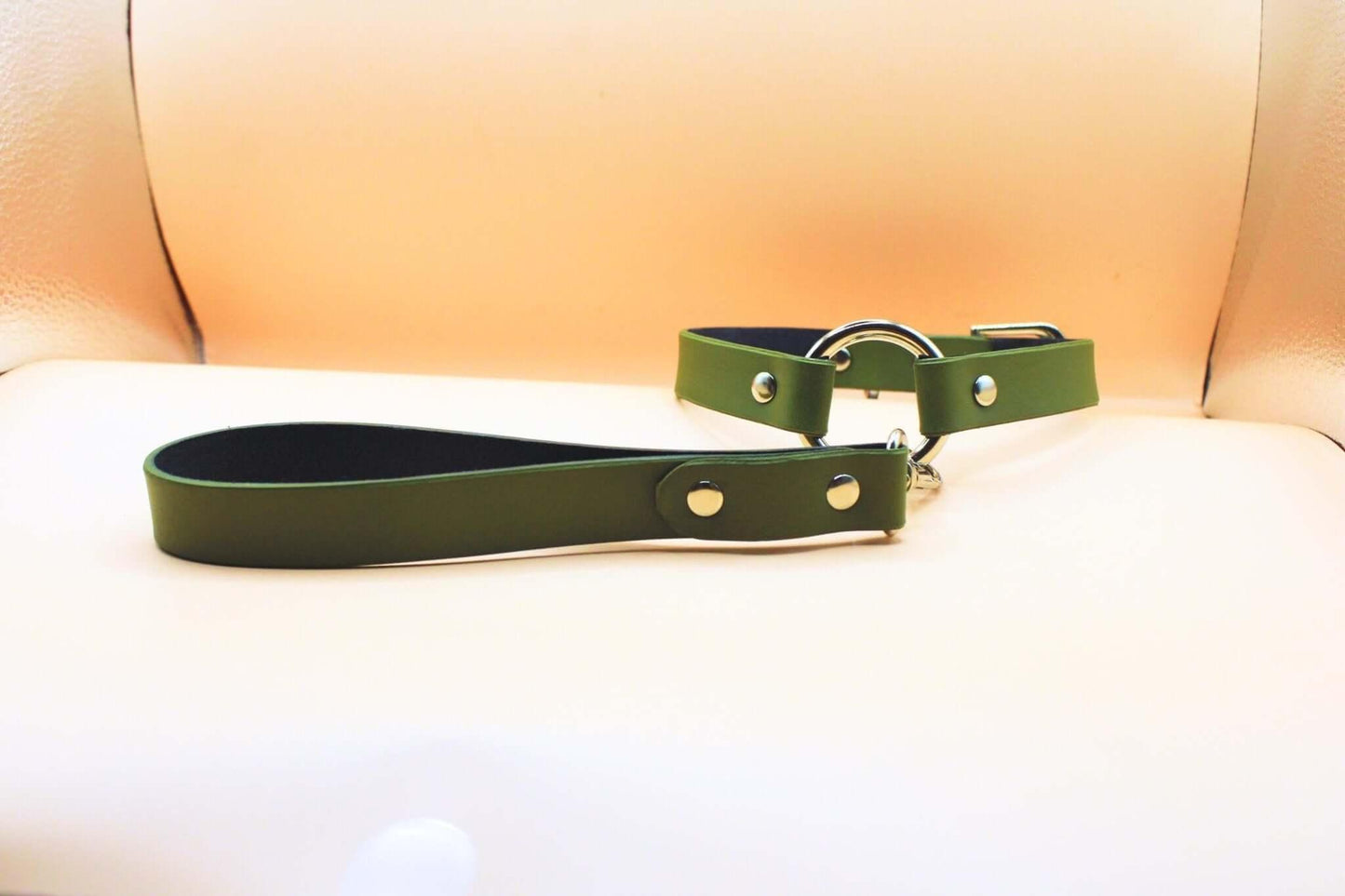 Choker Collar Olive Green Leather Collar Leash Set - Happytoys Sexshop: online sex shop for Feeling Happy & Easy 😊 - Discreet geleverd