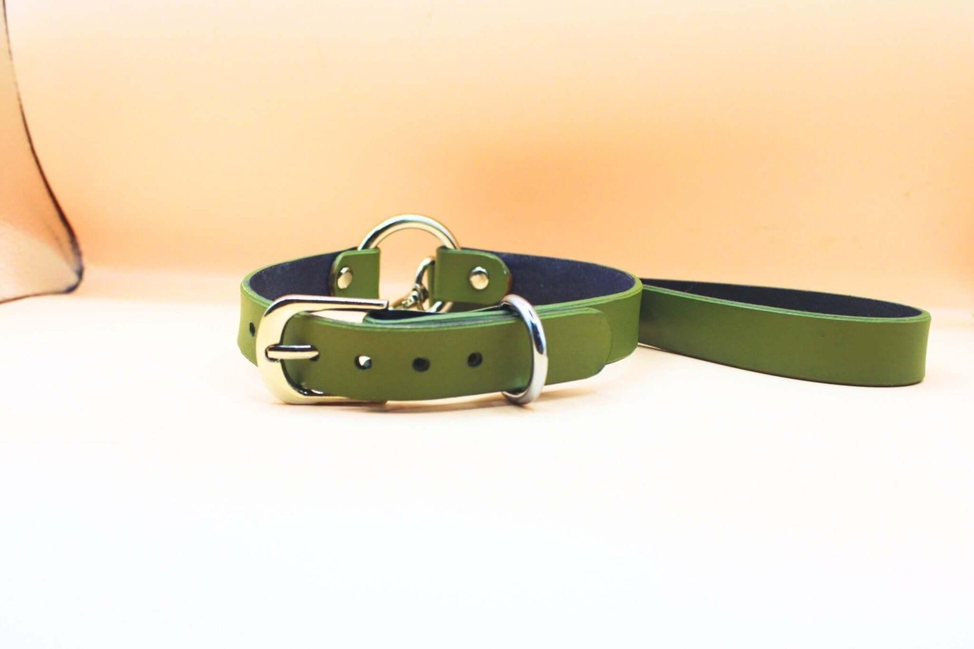Choker Collar Olive Green Leather Collar Leash Set - Happytoys Sexshop: online sex shop for Feeling Happy & Easy 😊 - Discreet geleverd