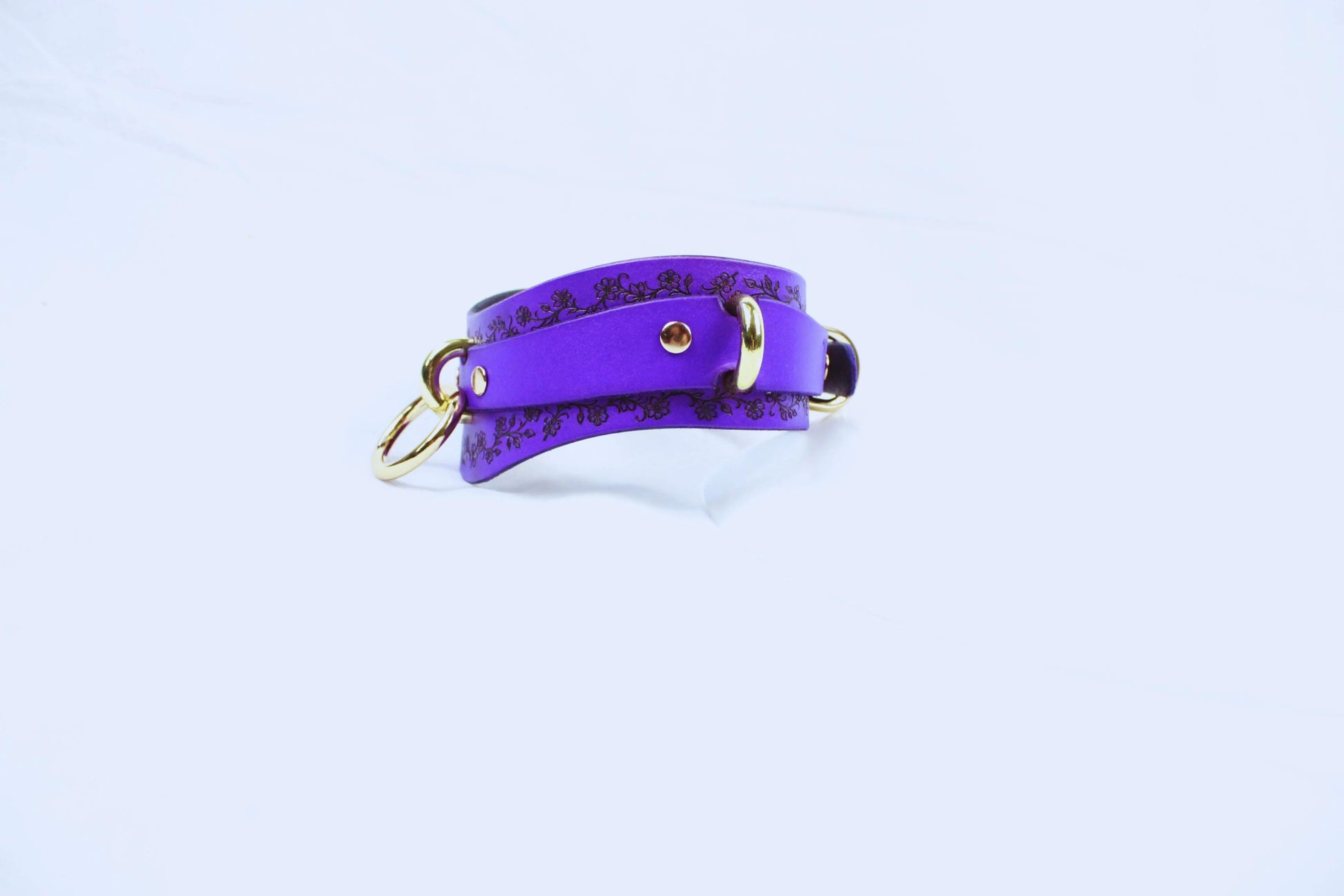 Purple Leather Floral Choker – Elegant Discreet Collar with Gold Rings - Happytoys Sexshop: online sex shop for Feeling Happy & Easy 😊 - Discreet geleverd