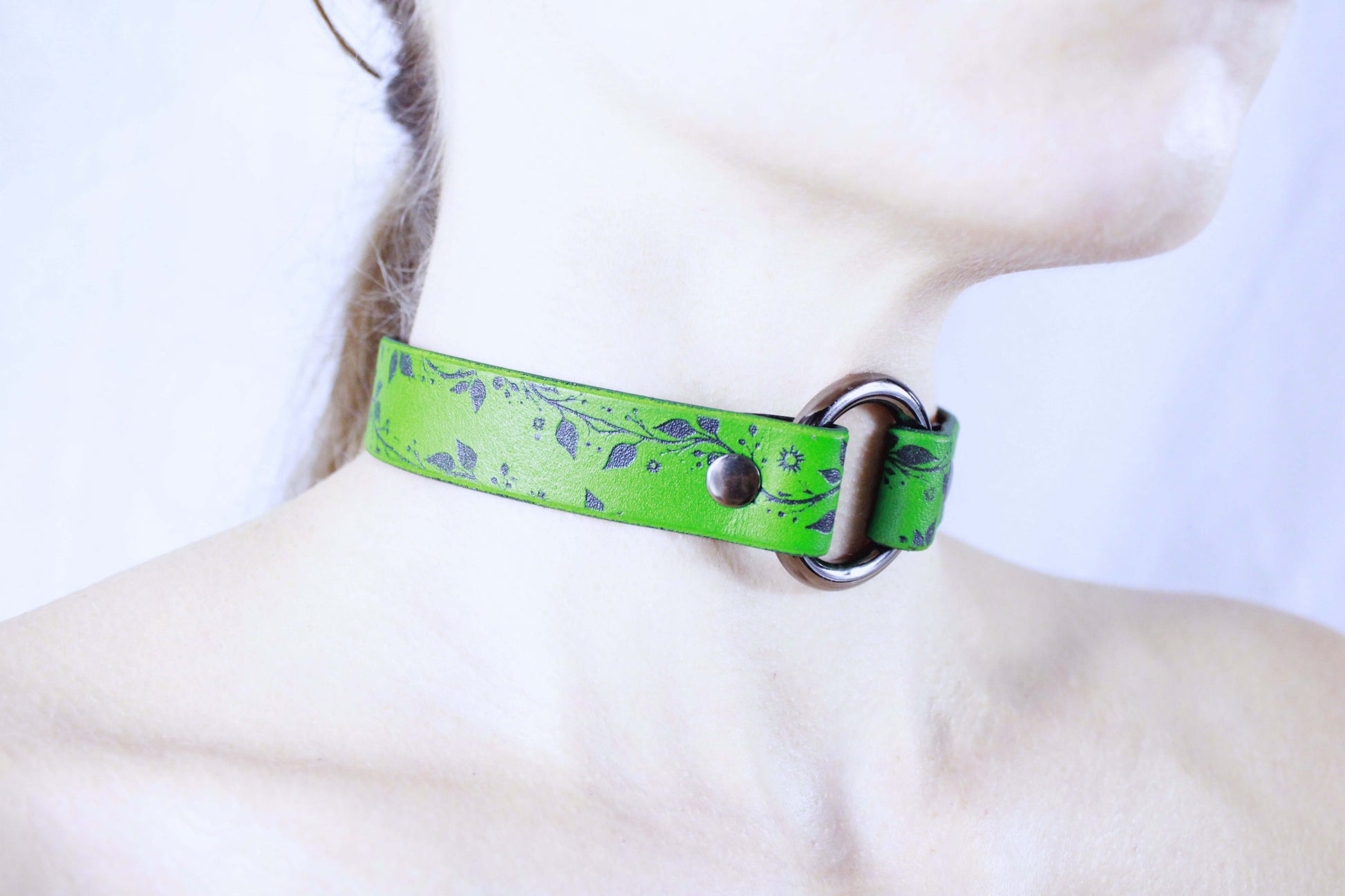 Submissive Collar – Green Leather Choker with Floral Design | Discreet Day Collar Jewelry - Happytoys Sexshop: online sex shop for Feeling Happy & Easy 😊 - Discreet geleverd