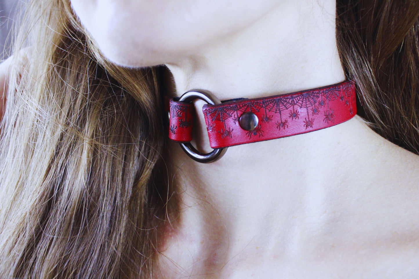 Red Spiderweb Submissive Collar – Gothic Leather Choker - Happytoys Sexshop: online sex shop for Feeling Happy & Easy 😊 - Discreet geleverd