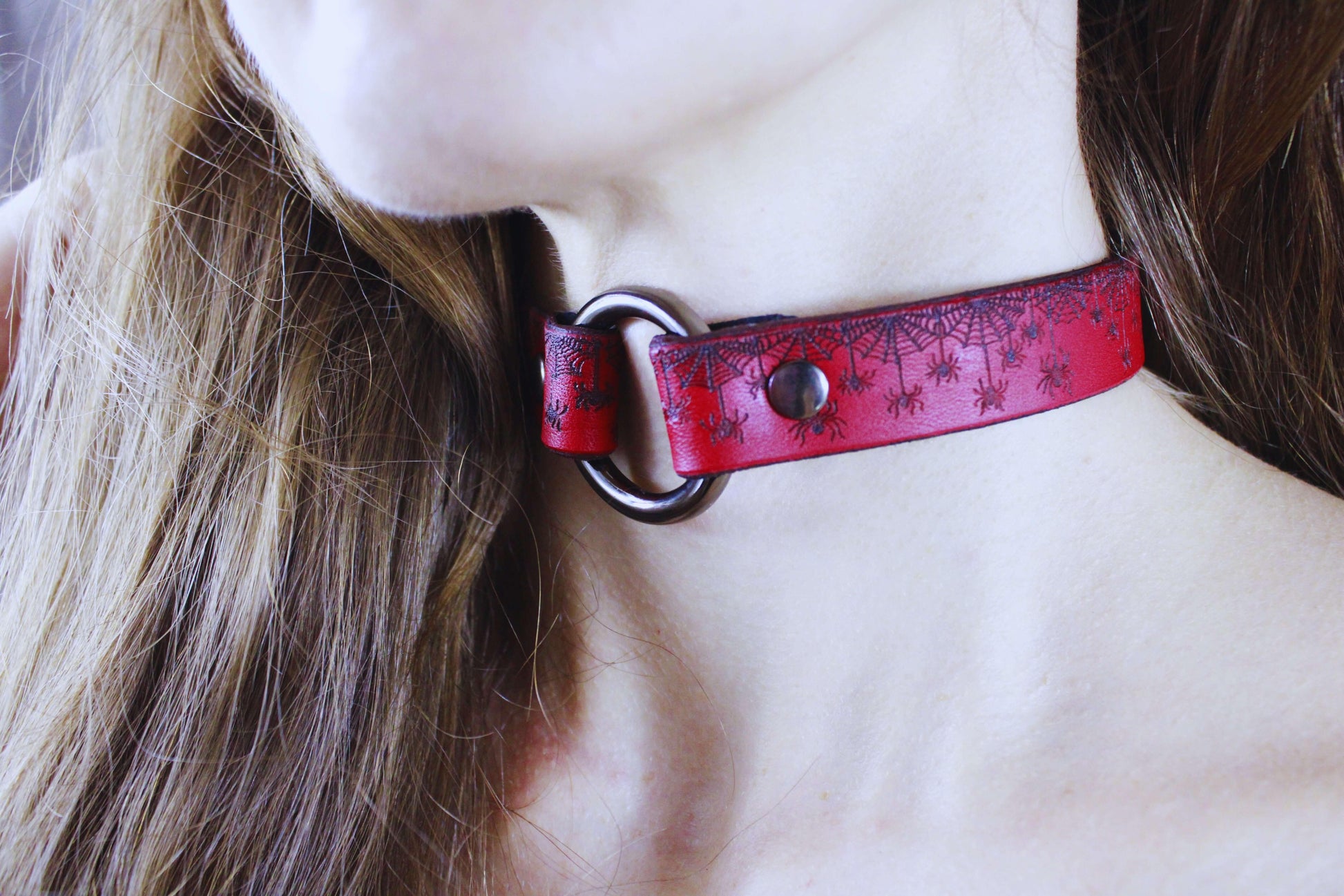 Red Spiderweb Submissive Collar – Gothic Leather Choker - Happytoys Sexshop: online sex shop for Feeling Happy & Easy 😊 - Discreet geleverd