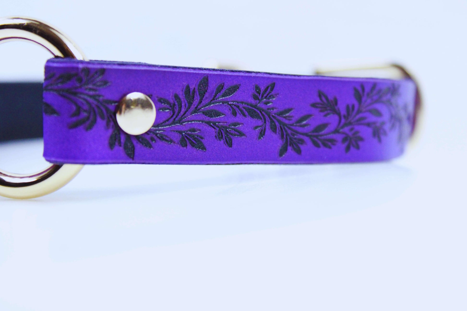 Leaf Pattern Submissive Day Collar – Purple Leather Discreet Jewelry - Happytoys Sexshop: online sex shop for Feeling Happy & Easy 😊 - Discreet geleverd