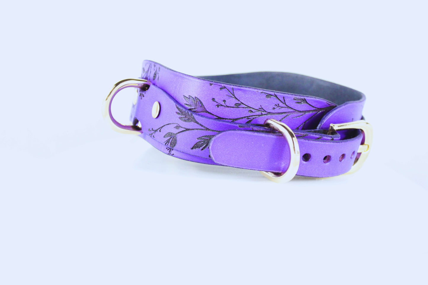 Purple Floral Submissive Collar with Gold O-Ring – Elegant BDSM Choker - Happytoys Sexshop: online sex shop for Feeling Happy & Easy 😊 - Discreet geleverd