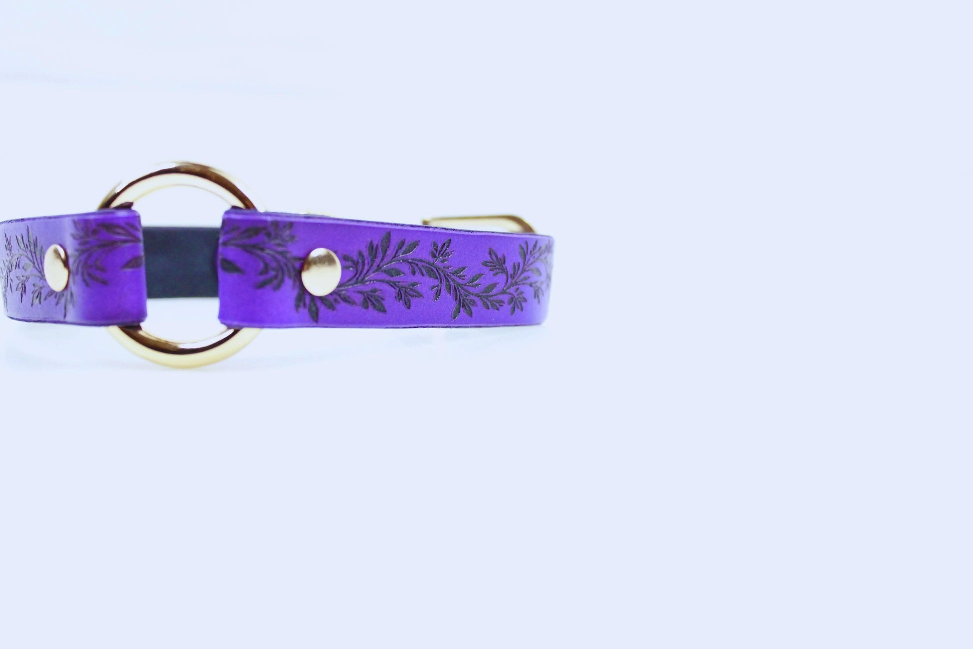Leaf Pattern Submissive Day Collar – Purple Leather Discreet Jewelry - Happytoys Sexshop: online sex shop for Feeling Happy & Easy 😊 - Discreet geleverd