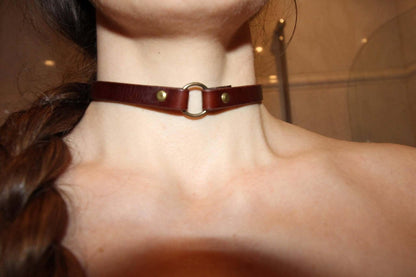 Classic Leather Choker - Gothic Bondage Collar for Alt Fashion - Happytoys Sexshop: online sex shop for Feeling Happy & Easy 😊 - Discreet geleverd
