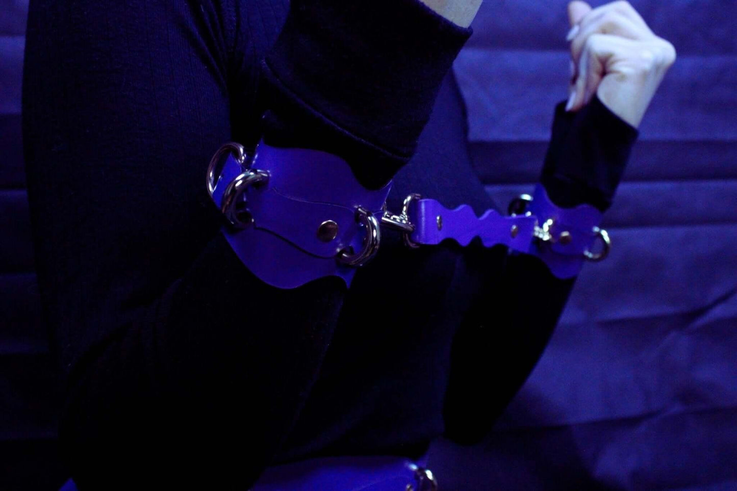 Wrist Cuffs with Adjustable Connector Kinky BDSM Restraint Gear - Happytoys Sexshop: online sex shop for Feeling Happy & Easy 😊 - Discreet geleverd