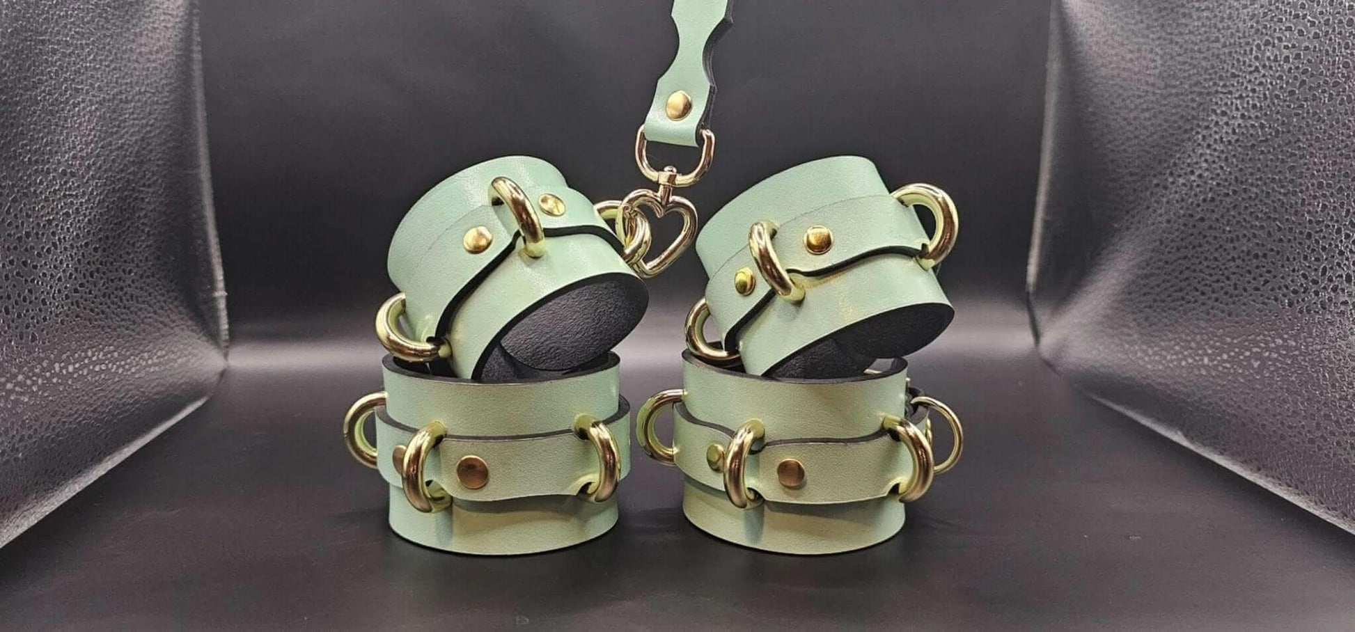 Wrist Cuffs- Adjustable Wrist Ankle Restraints for BDSM Play - Happytoys Sexshop: online sex shop for Feeling Happy & Easy 😊 - Discreet geleverd