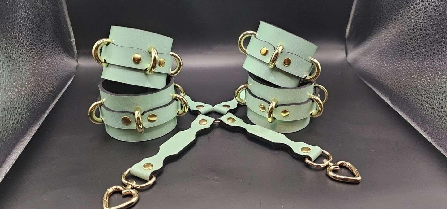 Wrist Cuffs- Adjustable Wrist Ankle Restraints for BDSM Play - Happytoys Sexshop: online sex shop for Feeling Happy & Easy 😊 - Discreet geleverd